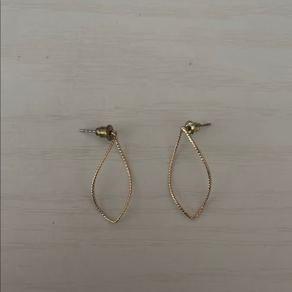 Elegant Gold Leaf Earrings *